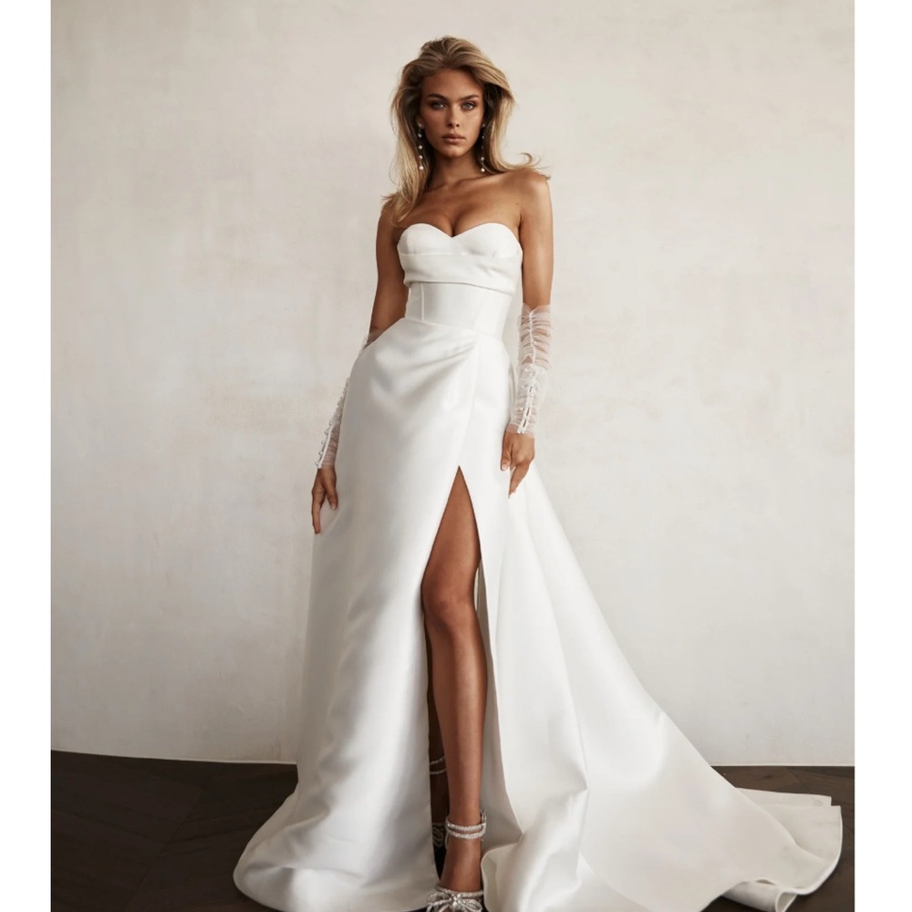 Sophisticated White Strapless Wedding Dress